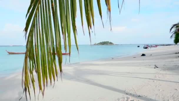 Destino de vacaciones - Viajar en Tailandia con arena blanca, Mar Azul — Vídeo de stock