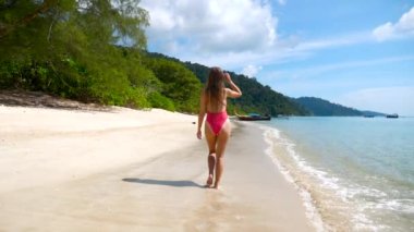 Beyaz Kum 'la Kırmızı Mayo Giyen Seksi Genç Kadın' ın Sahilde Yürüyüşü