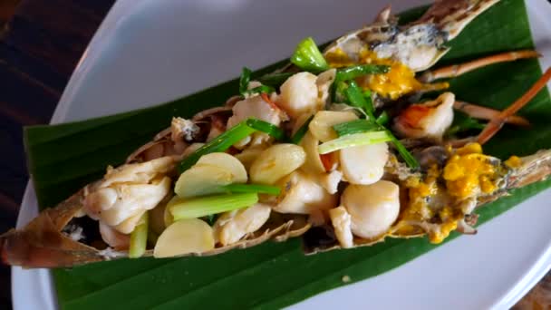 Wykwintna restauracja z płytą homara na drewnianym stole, zdrowe jedzenie — Wideo stockowe