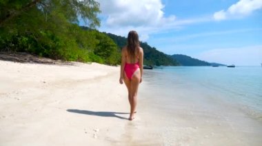 Beyaz Kum 'la Kırmızı Mayo Giyen Seksi Genç Kadın' ın Sahilde Yürüyüşü