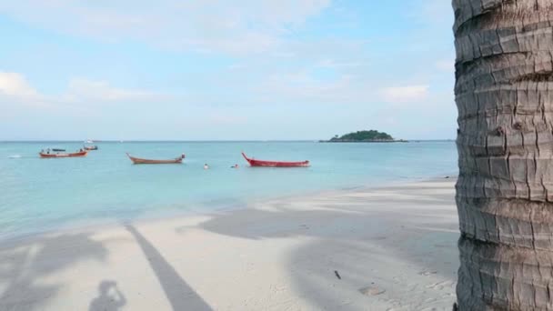 Urlaubsziel - Reisen in Thailand mit weißem Sand, blauem Meer — Stockvideo