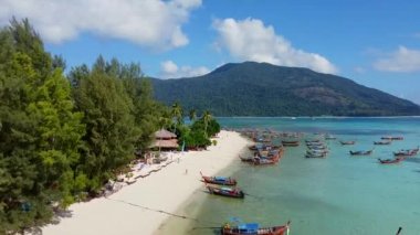 Beyaz Kum ve Mavi Deniz ile Muhteşem Topical Beach Manzarası