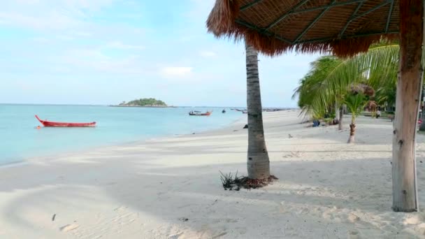 Путешествие по Таиланду с белым песком, голубым морем и тропическими деревьями — стоковое видео