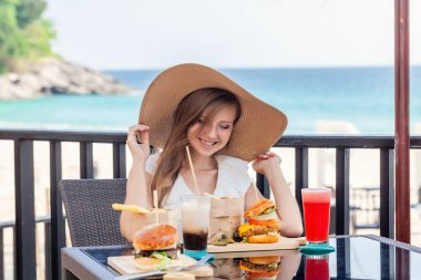 Açık Cafe 'de Fast-food, Burgerler, Kahve ve Meyve Suyu İçen Seyahat Kadınları