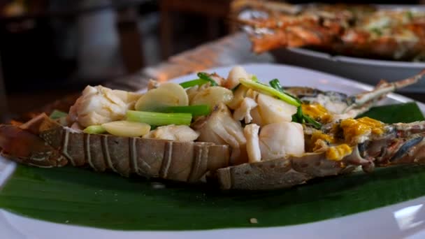 Restaurante de comedor fino con plato de langosta en mesa de madera, comida saludable — Vídeos de Stock