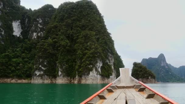 Blick vom Holz-Longtail-Boot auf den See in der Nähe von Kalksteinfelsen und Tropenwald — Stockvideo