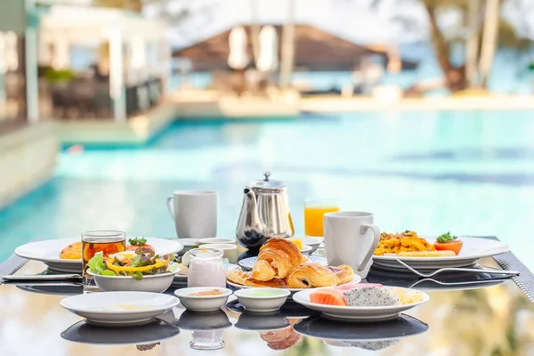 Resort 'taki havuz kenarındaki masaya Amerikan Kahvaltı Seti — Stok fotoğraf