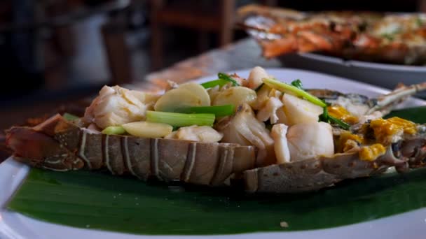 木桌上有龙虾盘的精美餐厅，健康食品 — 图库视频影像