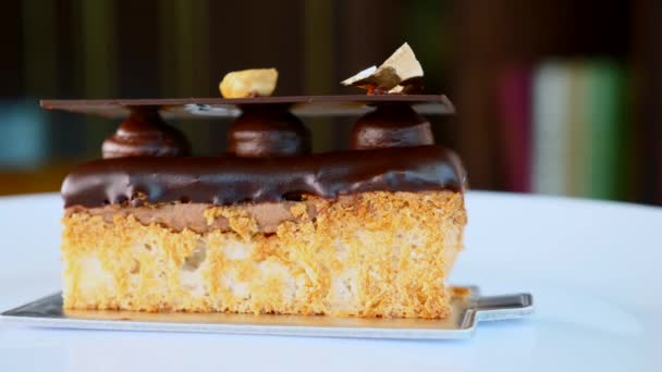 Zamknij Opera Cake Deser na białej płycie w restauracji — Wideo stockowe