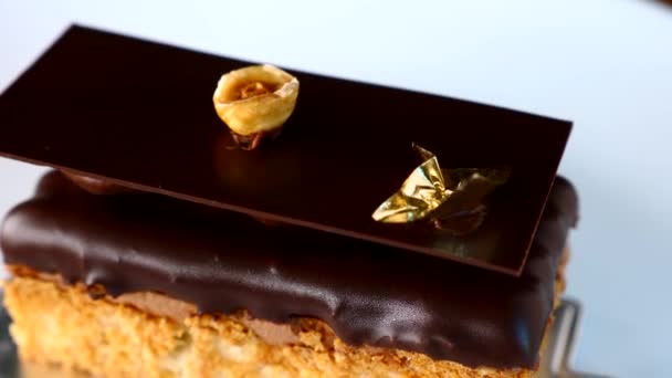 Close Up de sobremesa de bolo de ópera com avelã na placa branca no restaurante — Vídeo de Stock