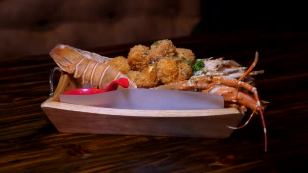 Cena di aragosta cucinata servita sul tavolo di legno nel ristorante — Video Stock