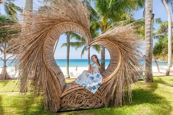 Idegenforgalmi nő ül a Photo Spot, mint szalma szív pálmafa — Stock Fotó