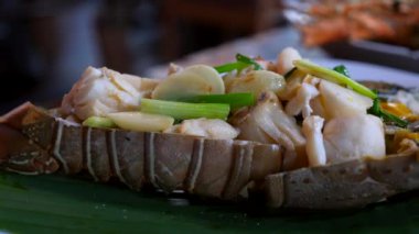 Taze, sarımsaklı, soğanlı, sağlıklı, lezzetli yiyecekli taze ıstakozun yakın çekimi.