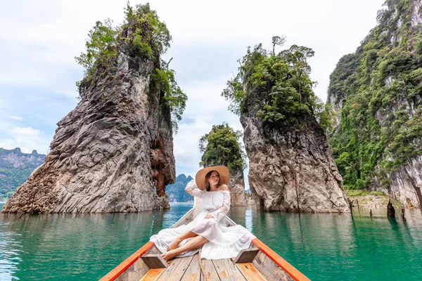 Utazó nő ül a hajón, közel a híres három szikla Khao Sok Park, Thaiföld — Stock Fotó