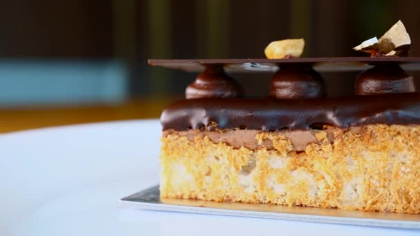 Primer plano de postre de pastel de ópera en la placa blanca en el restaurante — Vídeos de Stock