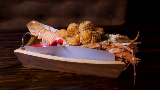 Cena de langosta cocinada servida sobre mesa de madera en restaurante — Vídeos de Stock