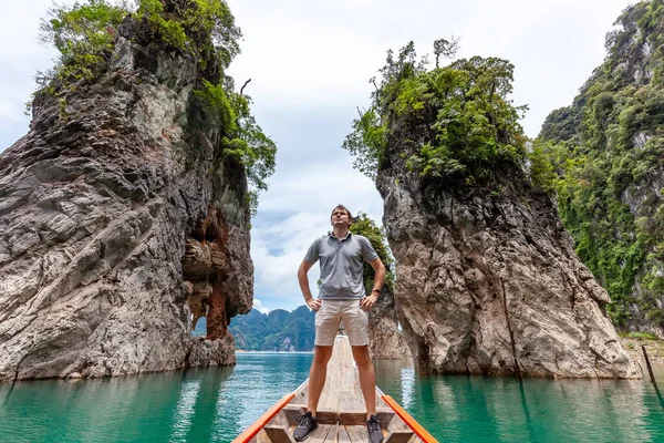 Boldog fiatal turista férfi hosszú farok csónak közelében híres három sziklák — Stock Fotó