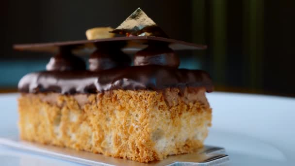Opera torta desszert közelsége fehér tányéron az étteremben — Stock videók