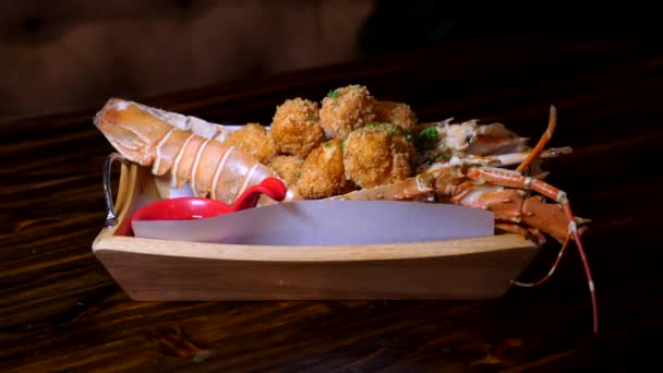 Makan malam Lobster yang dimasak disajikan di meja kayu di Restoran — Stok Video