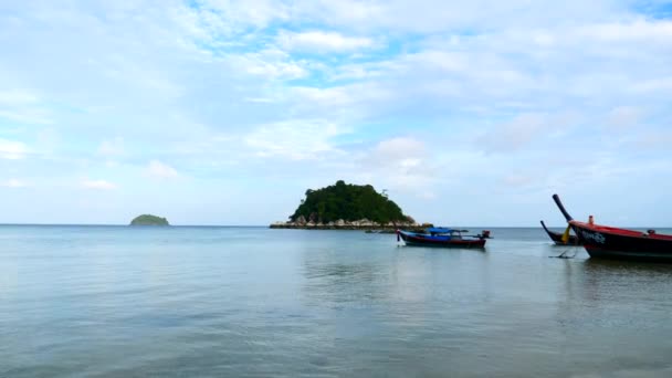 З берега моря на човні з тропічним островом і традиційними тайськими човнами — стокове відео
