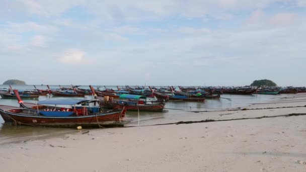 Rybář se vrací z rybaření a chůze v blízkosti tradičních thajských dřevěných lodí — Stock video