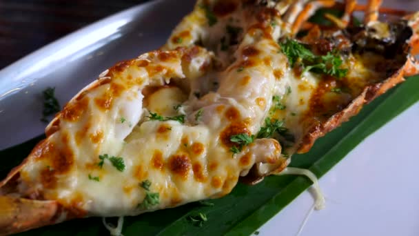 Primer plano de la mano del hombre Tomando por tenedor a la parrilla de langosta Comida con hierbas — Vídeos de Stock