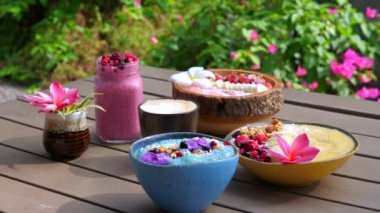 Sağlıklı gıda konsepti. Granola, taze meyve ve meyvelerle harmanlanmış meyve püresi.
