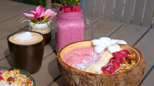 Gesundes Essen. Smoothie mit Müsli, frischen Beeren und Früchten — Stockvideo