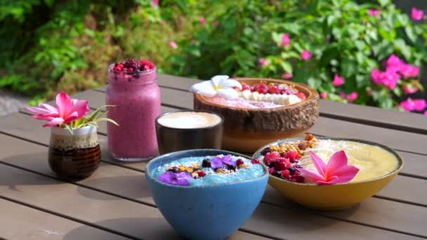 Concepto de comida saludable. Smoothie mezclado con Granola, bayas frescas y frutas — Vídeos de Stock