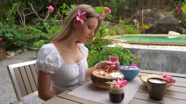 Zeitlupe: Junge schlanke Frau isst gesunde Smoothie-Schüssel — Stockvideo
