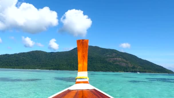 Desfrutando de passeio em um barco a motor em um dia ensolarado com tempo calmo e claro — Vídeo de Stock