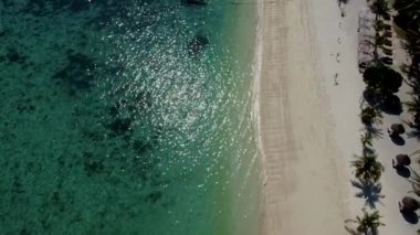 Birds Eye View Kristal Su, Mercanlar ve Boş Plaj, Tayland