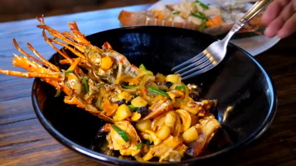 Man Hand nehmen Hummergericht mit gebratenen Kräutern, Nüssen und Curry in Luxus-Restaurant — Stockvideo