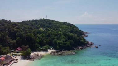 Yeşil Palmiye Ağaçları ve Yüzme Havuzu ile Güncel Konunun Havadan Görünümü