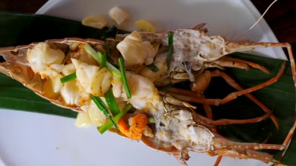Restauracja z owocami morza - świeży czerwony homar z gotowanym mięsem na drewnianym stole — Wideo stockowe