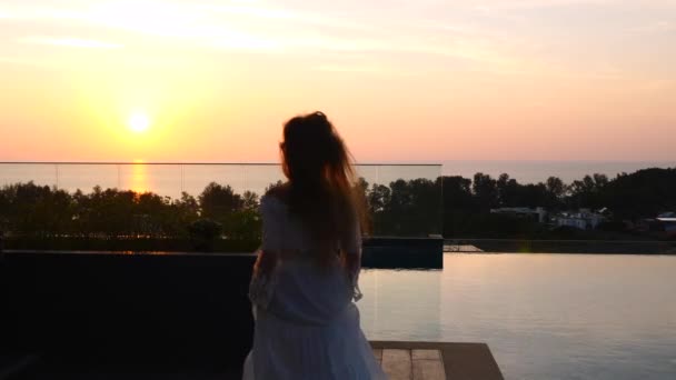 Mouvement lent de la femme en robe courant pour voir le beau coucher de soleil — Video