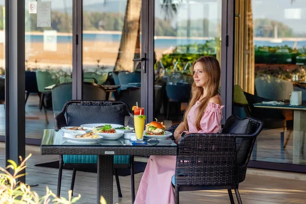 Nő reggeli Relaxing Ivás Friss Juice Luxus Resort — Stock Fotó