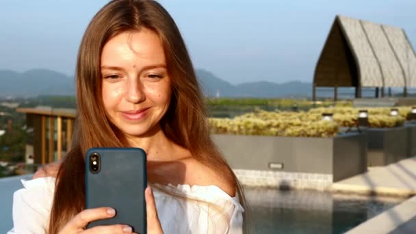 Νεαρή Χαμογελαστή Γυναίκα με Smartphone Making Video ή Ιστορίες για το Social Network — Αρχείο Βίντεο