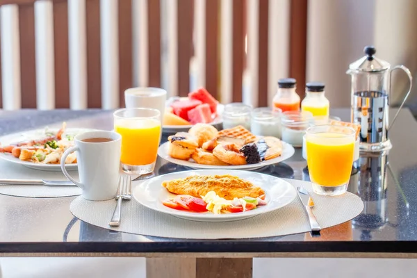 Frukostbuffé på Luxury Hotel, Omelette och Fresh Desserts, Buns, Croissant — Stockfoto
