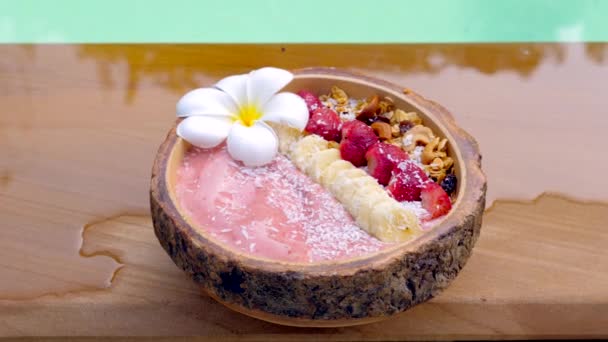 Vegane Smoothie Schüssel mit Müsli, frischen Beeren und Früchten — Stockvideo