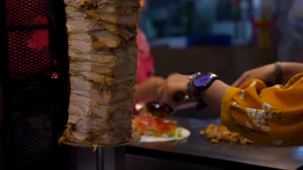 타이의 나이트 마켓에서 닭고기 케이 밥을 준비하는 여성 — 비디오