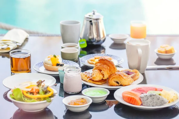 Resort 'taki havuz kenarındaki masaya Amerikan Kahvaltı Seti — Stok fotoğraf