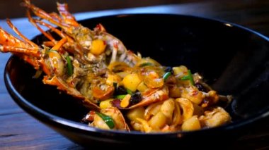 Lüks Lokantada Sebze ve Ceviz Kızartılmış Taze Istakoz