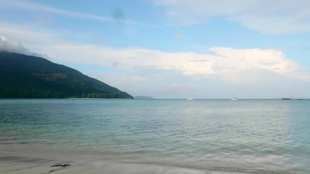 Vacaciones en la isla tropical con el océano azul, playa de arena blanca, palmeras verdes — Vídeo de stock