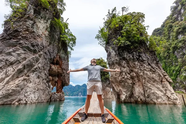 Boldog fiatal turista férfi hosszú farok csónak közelében híres három sziklák — Stock Fotó