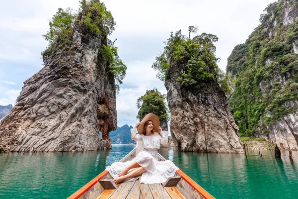 Utazó nő ül a hajón, közel a híres három szikla Khao Sok Park, Thaiföld — Stock Fotó