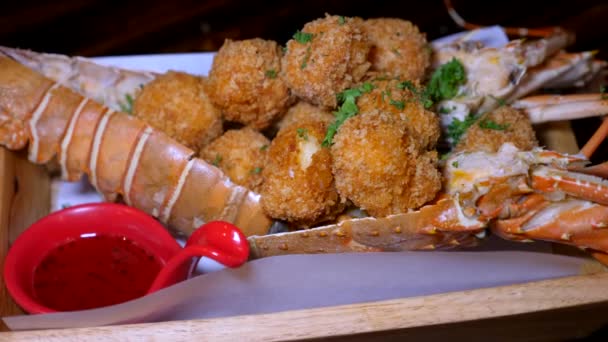 Bandeja de madeira com prato de lagosta com bolas fritas no restaurante de luxo — Vídeo de Stock