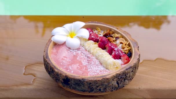 Acai Smoothie Bowl z bananem, truskawkami, Granolą i płatkami kokosowymi — Wideo stockowe