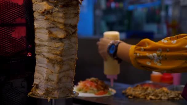 Nő felkészítése csirke Kebab az éjszakai piacon Thaiföldön — Stock videók