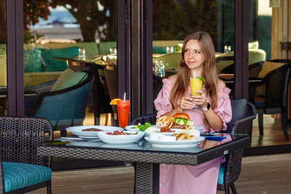 Mujer Desayunando Relajándose Bebiendo Jugo Fresco en Resort de Lujo —  Fotos de Stock